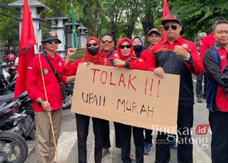 Federasi Serikat Pekerja Indonesia Perjuangan (FSPIP) Jateng saat melakukan aksi di depan Kantor Gubernur Jateng, beberapa waktu lalu. (Rizky Syahrul Al-Fath/Lingkarjateng.id)