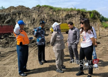 Ketua Komisi C DPRD Kendal, Sisca Meritania (berkacamata), beserta jajaran dan DLH Kendal saat melakukan sidak di area galian C Desa Winong, Kecamatan Ngampel, Kabupaten Kendal, pada Jumat, 27 Desember 2024. (Arvian Maulana/Lingkarjateng.id)