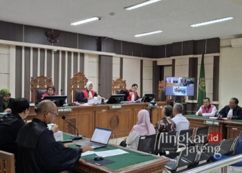 Tiga pejabat Disdik Grobogan saat memberikan keterangan di persidangan atas kasus dugaan korupsi pembangunan SDN 2 Sumurgede pada Kamis, 5 Desember 2024. (Dok. Kejari Grobogan/Lingkarjateng.id)