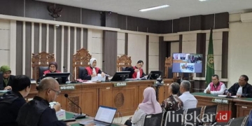 Tiga pejabat Disdik Grobogan saat memberikan keterangan di persidangan atas kasus dugaan korupsi pembangunan SDN 2 Sumurgede pada Kamis, 5 Desember 2024. (Dok. Kejari Grobogan/Lingkarjateng.id)