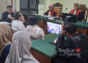 Dua saksi saat memberikan keterangan dalam sidang lanjutan kasus dugaan korupsi pembangunan SDN 2 Sumurgede, Godong, Grobogan, di PN Tipikor Semarang pada Rabu, 18 Desember 2024. (Dok. Kejari Grobogan/Lingkarjateng.id)