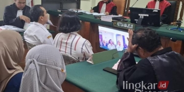 Dua saksi saat memberikan keterangan dalam sidang lanjutan kasus dugaan korupsi pembangunan SDN 2 Sumurgede, Godong, Grobogan, di PN Tipikor Semarang pada Rabu, 18 Desember 2024. (Dok. Kejari Grobogan/Lingkarjateng.id)