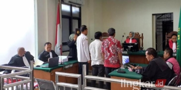 Tiga saksi disumpah sebelum memberikan keterangan kepada hakim dalam sidang lanjutan kasus dugaan korupsi pembangunan SDN 2 Sumurgede, Kecamatan Godong, Kabupaten Grobogan, di PN Tipikor Semarang pada Kamis, 12 Desember 2024. (Dok. Kejari Grobogan/Lingkarjateng.id)