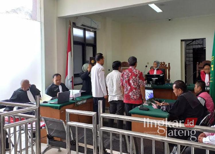 Tiga saksi disumpah sebelum memberikan keterangan kepada hakim dalam sidang lanjutan kasus dugaan korupsi pembangunan SDN 2 Sumurgede, Kecamatan Godong, Kabupaten Grobogan, di PN Tipikor Semarang pada Kamis, 12 Desember 2024. (Dok. Kejari Grobogan/Lingkarjateng.id)