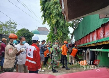 Proses evakuasi jasad sopir yang terlindas truknya sendiri di Jalan Raya Purwodadi-Kudus tepatnya di Desa Wandankemiri, Kecamatan Klambu, Kabupaten Grobogan, pada Minggu, 29 Desember 2024. (Dok. BPBD Grobogan/Lingkarjateng.id)