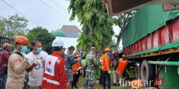 Proses evakuasi jasad sopir yang terlindas truknya sendiri di Jalan Raya Purwodadi-Kudus tepatnya di Desa Wandankemiri, Kecamatan Klambu, Kabupaten Grobogan, pada Minggu, 29 Desember 2024. (Dok. BPBD Grobogan/Lingkarjateng.id)