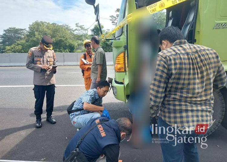 Petugas gabungan dari Unit Inafis Polres Semarang saat melakukan proses pemeriksan dan evakuasi sopir yang tewas gantung diri di gagang spion di ruas Tol Solo-Semarang pada Selasa, 10 Desember 2024. (Dok. Polres Semarang/Lingkarjateng.id)