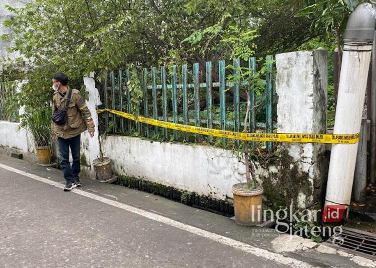 Duel Berdarah di Kudus, Warga Jekulo Tewas Akibat Luka Tusuk 25 Polres Kudus memasang garis polisi di TKP duel maut di Gang 6, RT 01/RW 04 Desa Jati Kulon, Kecamatan Jati, Kabupaten Kudus, yang terjadi pada Sabtu malam, 28 Desember 2024. (Mohammad Fahtur Rohman/Lingkarjateng.id)
