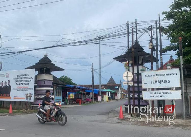 Gapura pintu masuk ke Taman Parkir Bus Tembiring, Kabupaten Demak. (M. Burhanuddin Aslam/Lingkarjateng.id)