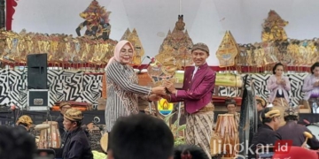 SIMBOLIS: Bupati Grobogan Sri Sumarni dalam acara tasyakuran relokasi Pasar Glendoh Baru, Selasa, 24 Desember 2024. (Eko Wicaksono/Lingkarjateng.id)