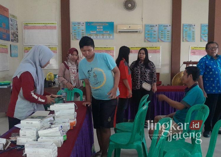 Warga Desa Tluwah, Kecamatan Juwana, Kabupaten Pati yang diduga mengalami keracunan memeriksakan diri di Posko Kesehatan Darurat, Rabu (25/12). (Setyo Nugroho/Lingkarjateng.id)