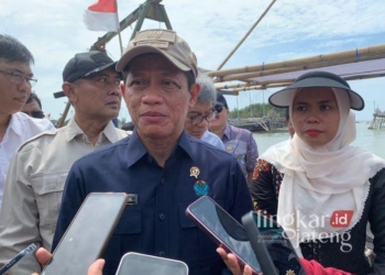 Menteri Lingkungan Hidup, Hanif Faisol Nurofiq saat memberikan keterangan kepada awak media usai penanaman bibit mangrove di Morodemak, Kamis (26/12). (M. Burhanudin Aslam/Lingkarjateng.id)