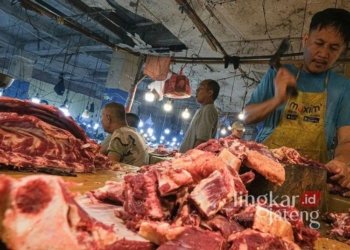 Ilustrasi penjual saat memotong daging sapi. (ANTARA/Lingkarjateng.id)