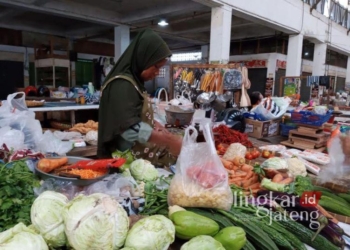 Seorang pedagang sembako di Pasar Blauran, Salatiga, saat melayani konsumen, baru-baru ini. (Dok. Angga Rosa/Lingkarjateng.id)
