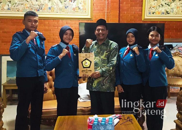 Siswa SMA Taruna Nusantara Terintegrasi Magelang Cimahi angkatan 35 foro bersama Bupati Rembang terpilih Harno usai berbincang-bincang di Joglo Wavi, Rembang. (Vicky Rio/Lingkarjateng.id)