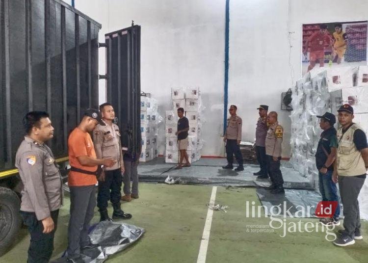 Anggota kepolisian serta Panwascam Dempet saat melakukan pengawalan pergeseran kotak suara, Minggu (1/12). (M. Burhanudin Aslam/Lingkarjateng.id)