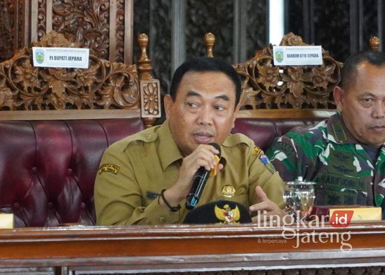 Pemkab Jepara Tetapkan Status Siaga Bencana, Camat dan Perangkat Daerah Diminta Standby 24 Jam 25 Pj Bupati Jepara saat menetapkan status siaga bencana dalam Rapat Koordinasi Kesiapsiagaan Penanggulangan Bencana di Pendopo RA. Kartini Jepara, belum lama ini. (Tomi Budianto/Lingkarjateng.id)