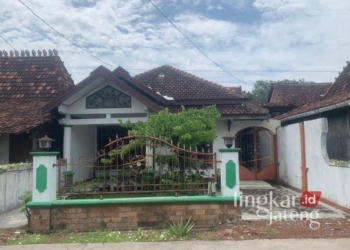 Rumah Hj Rukmini yang diduga jadi korban pembunuhan di Desa Botosengon RT 02 RW 03 Dempet, Demak, Selasa (10/12). (M. Burhanudin Aslam/Lingkarjateng.id)