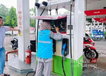 Tim unit Metrologi Legal Grobogan melakukan tera ulang SPBU. (Dok. Disperindah Grobogan/Lingkarjateng.id)