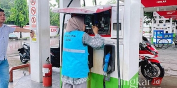 Tim unit Metrologi Legal Grobogan melakukan tera ulang SPBU. (Dok. Disperindah Grobogan/Lingkarjateng.id)