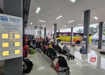 Para penumpang sedang menunggu bus di ruang tunggu Terminal Tipe A Tingkir, Kota Salatiga, pada Senin, 23 Desember 2024. (Dok. Pribadi/Lingkarjateng.id)