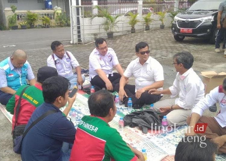 Gerakan Masyarakat Pekerja Ungaran (Gempur) saat mengawal sidang penetapan UMK Kabupaten Semarang tahun 2025 di Kantor Disnaker setempat pada Senin, 9 Desember 2024. (Dok. Pribadi/Lingkarjateng.id)