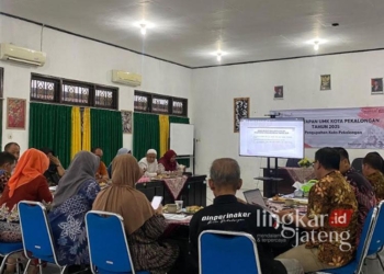 Suasana rapat Dewan Pengupahan Kota Pekalongan membahas usulan kenaikan UMK tahun 2025 di Aula Kantor Dinperinaker Kota Pekalongan pada Jumat, 6 Desember 2024. (Fahri Akbar/Lingkarjateng.id)