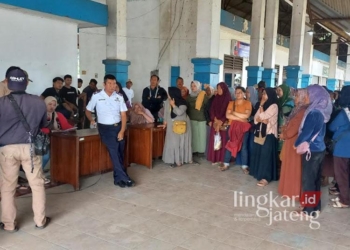 Para pedagang sayur saat mengantre undian lapak yang diberikan oleh Dishub Kendal di Terminal Bahurekso, baru-baru ini. (Arvian Maulana/Lingkarjateng.id)