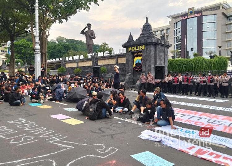 Ratusan suporter PSIS Semarang saat menggelar aksi unjuk rasa di Mapolda Jateng pada Kamis sore, 26 Desember 2024. (Rizky Syahrul Al-Fath/Lingkarjateng.id)