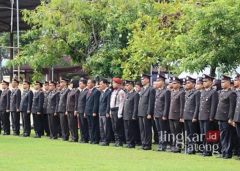 Hari Bela Negara, Polres Kendal Tegaskan Komitmen Jaga Keutuhan NKRI 32 Polres Kendal saat menggelar upacara peringatan Hari Bela Negara ke-76 di Lapangan Mapolres Kendal pada Kamis, 19 Desember 2024. (Dok. Polres Kendal/Lingkarjateng.id)