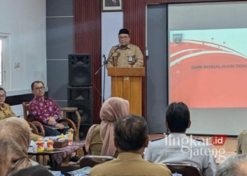 Wakil Bupati Rembang, Mochamad Hanies Cholil Barro’, saat menghadiri rakor dan sosialisasi dokumen Rencana Penanggulangan Kemiskinan Daerah (RPKD) Kabupaten Rembang 2025-2029 di Aula Kantor Bappeda Rembang pada Senin, 23 Desember 2024. (Dok. Pemkab Rembang/Lingkarjateng.id)