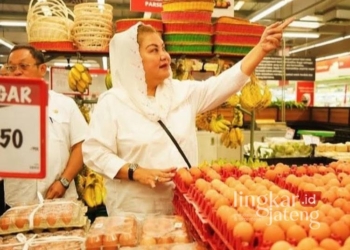 Wali Kota Semarang, Hevearita Gunaryanti Rahayu, saat memantau harga bahan pokok di salah satu super market baru-baru ini. (Dok. Pemkot Semarang/Lingkarjateng.id)