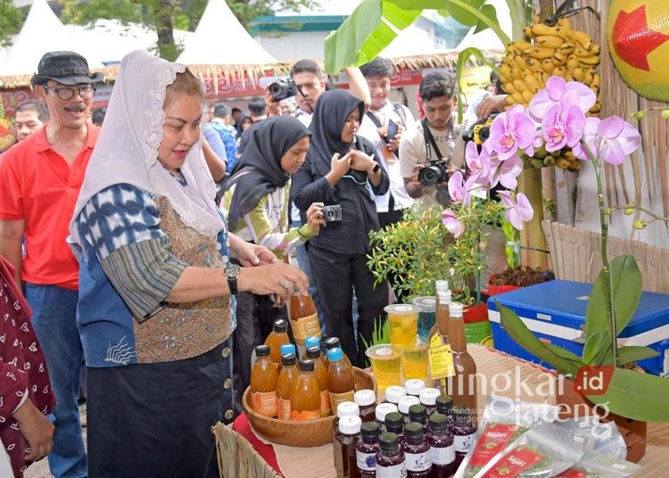 Wali Kota Semarang, Hevearita Gunaryanti Rahayu, dalam kegiatan pasar rakyat murah baru-baru ini. (Dok. Pemkot Semarang/Lingkarjateng.id)