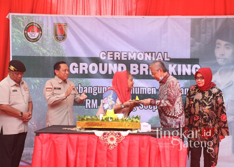 Wali Kota Semarang, Hevearita Gunaryanti Rahayu (tengah), dalam acara ceremonial ground breaking pembangunan Monumen RM Bambang Soeprapto pada Kamis, 19 Desember 2024. (Dok. Pemkot Semarang/Lingkarjateng.id)
