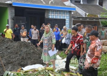 Wali Kota Semarang, Hevearita Gunaryanti Rahayu, saat meninjau Perumahan Dahlia di Kelurahan Meteseh, Kecamatan Tembalang, yang terdampak limpasan air Kali Tunggu pada Kamis siang, 12 Desember 2024. (Dok. Pemkot Semarang/Lingkarjateng.id)