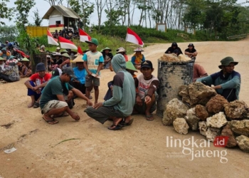 Waraga Desa Tegaldowo, Kecamatan Gunem, Kabupaten Rembang, saat menggelar aksi blokade akses jalan produktif pertambangan di area pabrik PT Semen Indonesia (SIG) pada Senin, 9 Desember 2024. (Dok. Lingkarjateng.id)