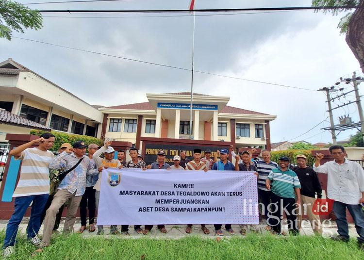 Warga Tegaldowo Rembang mengawal sidang di PTUN Semarang