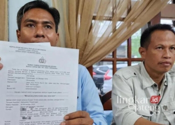 Sunardi selaku kuasa hukum dari Purwanto dan Zafaron saat melaporkan oknum anggota DPR RI atas dugaan pelanggaran UU ITE dan penganiayaan pada Rabu, 4 Desember 2024. (Fahri Akbar/Lingkarjateng.id)