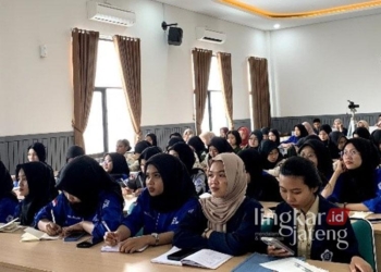 MENYIMAK: Peserta menyimak materi yang disampaikan oleh narasumber Nailin RA, dalam Workshop Jurnalistik di STIKes Bakti Utama Pati pada Kamis, 5 Desember 2024. (Dok. Pribadi/Lingkarjateng.id)