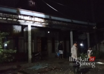 Anggota Polsek Winong bersama Pemerintah Desa Danyangmulyo dan warga mengecek kondisi rumah yang diterjang angin puting beliung pada Sabtu malam, 28 Desember 2024. (Setyo Nugroho/Lingkarjateng.id)