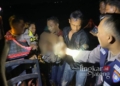 Warga bersama relawan dan pihak kepolisian mengevakuasi korban di Embung Desa Sokoagung, Kecamatan Batangan, Kabupaten Pati pada Sabtu malam, 21 Desember 2024. (Setyo Nugroho/Lingkarjateng.id)