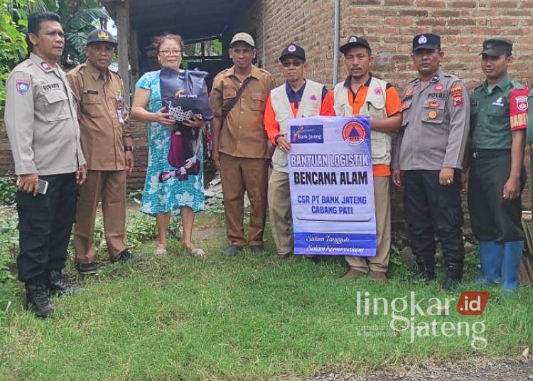 SIMBOLIS: Tim Badan Penanggulangan Bencana Daerah (BPBD) Kabupaten Pati didampingi perangkat desa menyerahkan bantuan sembako kepada korban angin kencang di Desa Alasdowo, Kecamatan Dukuhseti, Kabupaten Pati pada Minggu, 12 Januari 2025. (BPBD Pati/Lingkarjateng.id)