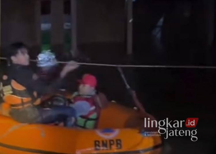 EVAKUASI: Tim BPBD Kendal mengevaluasi lansia yang terjebak banjir di Desa Kebonharjo, Kecamatab Patebon, Kendal pada Senin, 20 Januari 2025 malam. (BPBD Kendal/Lingkarjateng.id)