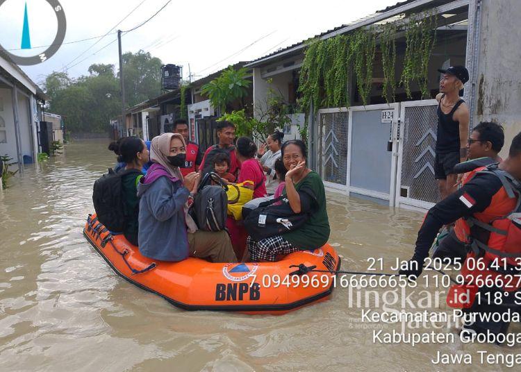 EVAKUASI: Tim BPBD Grobogan mengevakuasi warga terdampak banjir di kawasan Perumahan Bantengmati,  Kecamatan Purwodadi, Kabupaten Grobogan pada Senin, 21 Januari 2025. (BPBD Grobogan/Lingkarjateng.id)