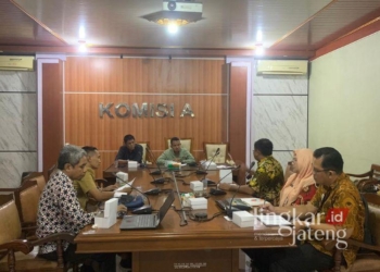 KOORDINASI: Komisi A DPRD Demak mengundang Dinas Pendidikan dan inspektorat terkait isu pemotongan gaji guru honorer di ruang rapat Komisi A DPRD Pati, Jumat 24 Januari 2025.  (M. Burhanuddin Aslam/Lingkarjateng.id)