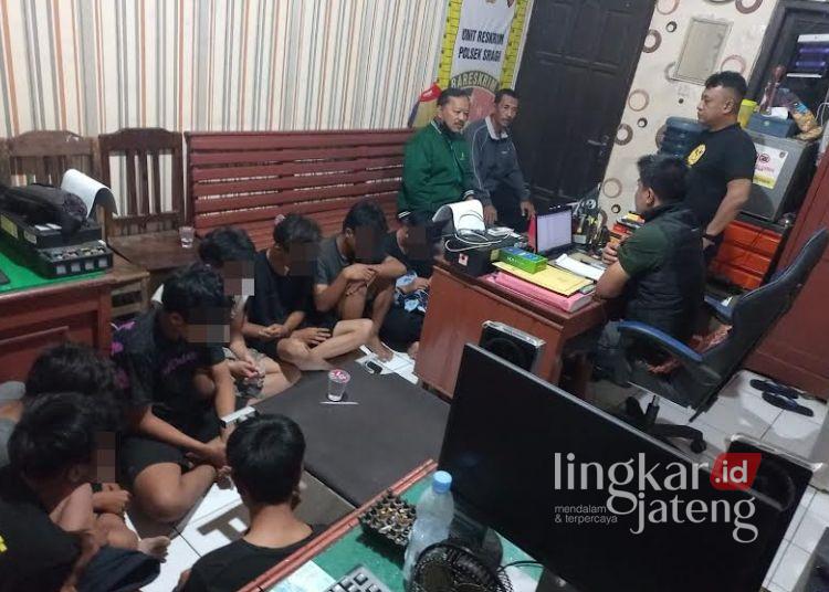 INTEROGASI: Petugas Polsek Sragi mengamankan delapan remaja dan barang bukti senjata tajam yang diduga akan digunakan untuk tawuran di Desa Yosorejo, Kecamatan Siwalan, Kabupaten Pekalongan pada Minggu, 12 Januari 2025. (Polsek Sragi/Lingkarjateng.id)