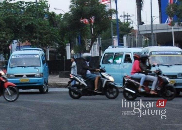 Sejumlah angkot terlihat ngetem di kawasan Bundaran Tamansari, Kota Salatiga, pada Jumat, 3 Januari 2025. (Angga Rosa/Lingkarjateng.id)