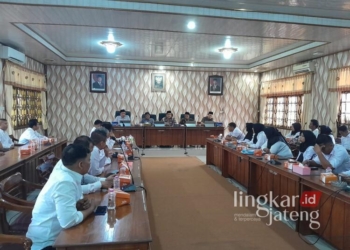 Pegawai honorer R2 dan R3 saat melakukan audiensi bersama DPRD Kabupaten Demak di ruang rapat DPRD setempat, Kamis, 23 Januari 2025. (M. Burhanuddin Aslam/Lingkarjateng.id)