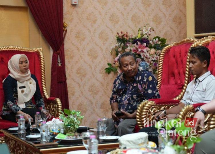 Bupati Demak, Eisti’anah (kanan), saat audiensi bersama Perkumpulan Pedagang Pasar Bintoro di Ruang Transit Bupati Demak baru-baru ini. (M. Burhanuddin Aslam/Lingkarjateng.id)