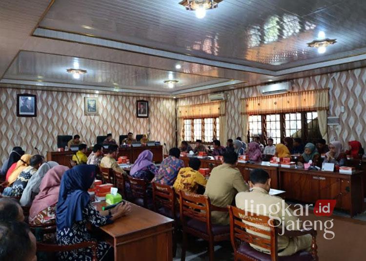 Suasana audiensi para guru honorer dengan DPRD Demak pada Senin, 13 Januari 2025. (M. Burhanuddin Aslam/Lingkarjateng.id)
